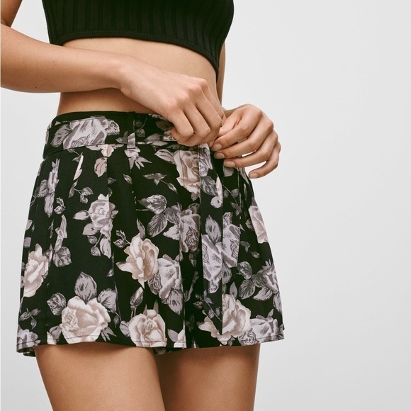 Aritzia | NWT Talula Nezu Shorts Polka Dot Black White Size 4 - Picture 8 of 9